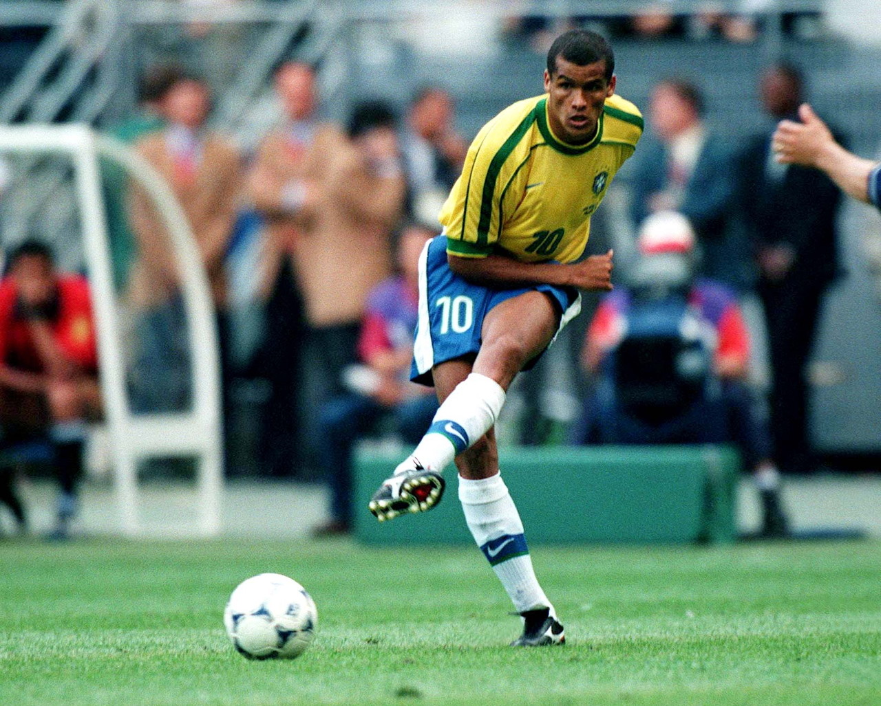 前锋往往受 前锋往往受