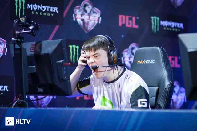 露了一些小 露了一些小