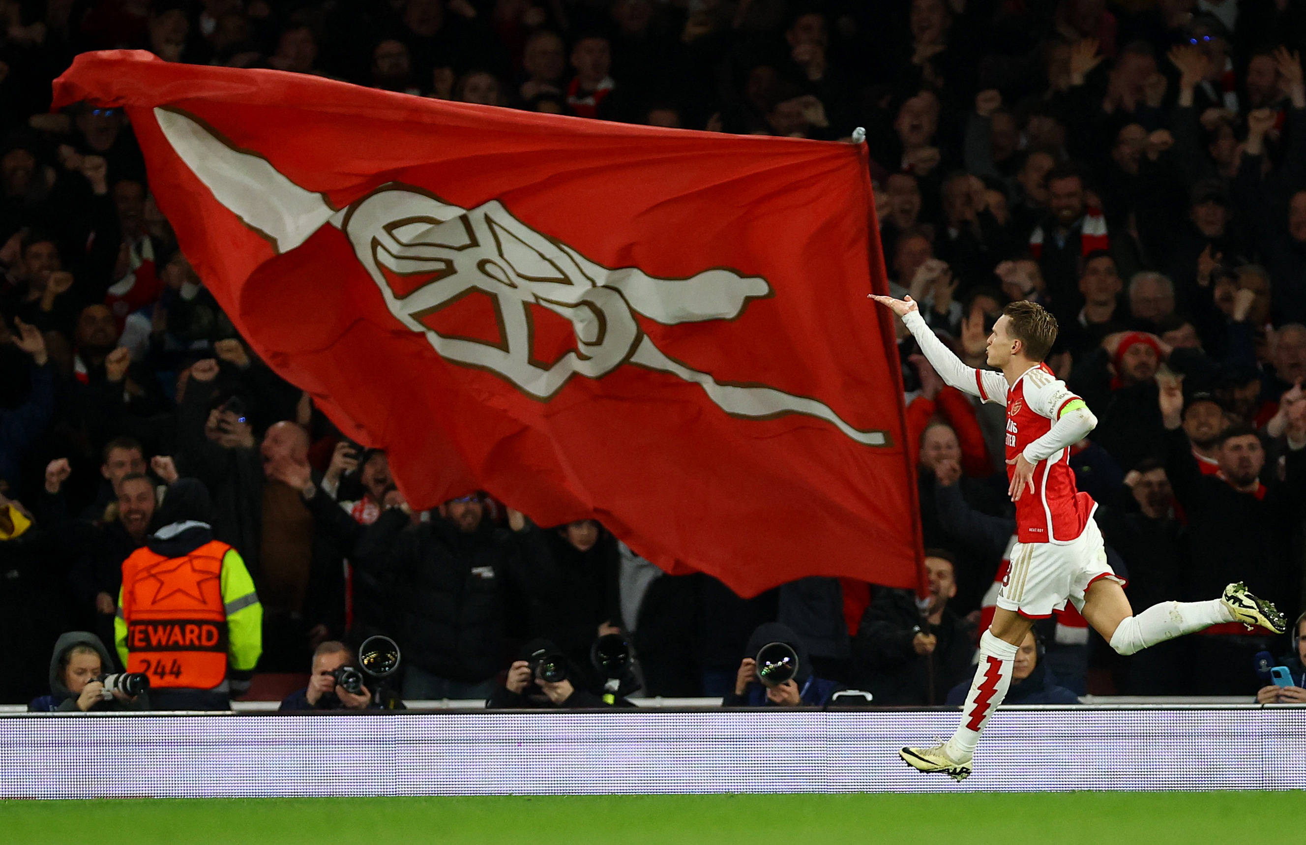 本文围绕 本文围绕