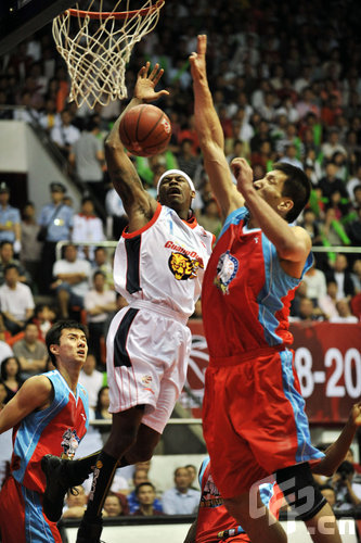 都由同一人 都由同一人